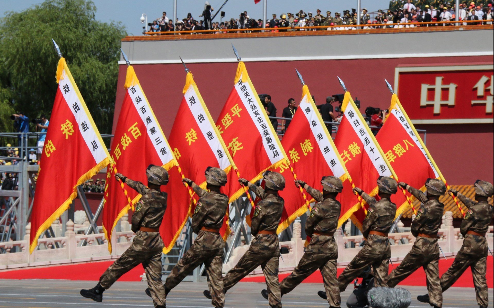 FB体育官网平台-国王球员在沙漠训练营苦练防守，主帅力挺其转型，沙漠里的国王